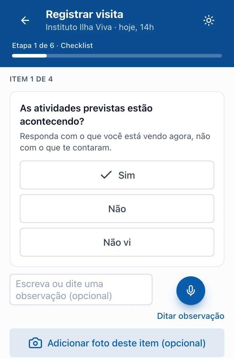 App do fiscal no celular: checklist da visita em andamento, dados fictícios.