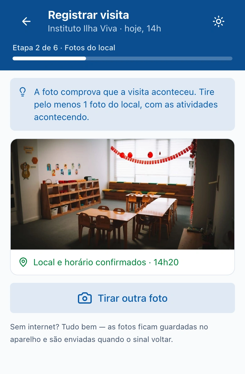 App do fiscal: etapa de fotos da visita, com local e horário confirmados, dados fictícios.